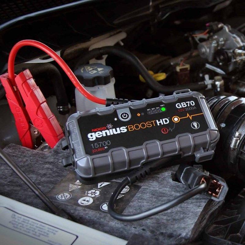 NOCO GB70+ ansluten till ett batteri i motorutrymmet på en bil.